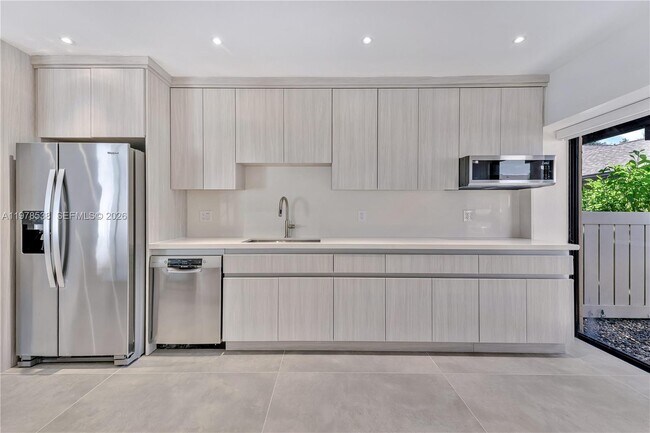 Building Photo - 2616 Carambola Cir N