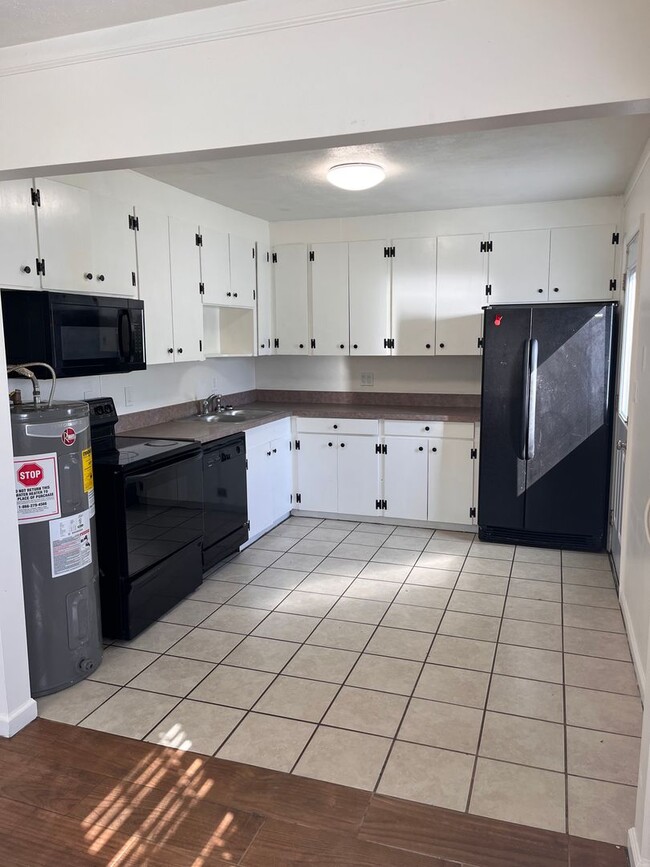 Building Photo - 2 Bedroom || 1 Bathroom Duplex Unit