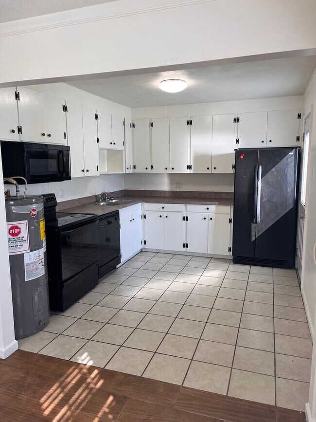 Foto del edificio - 2 Bedroom || 1 Bathroom Duplex Unit