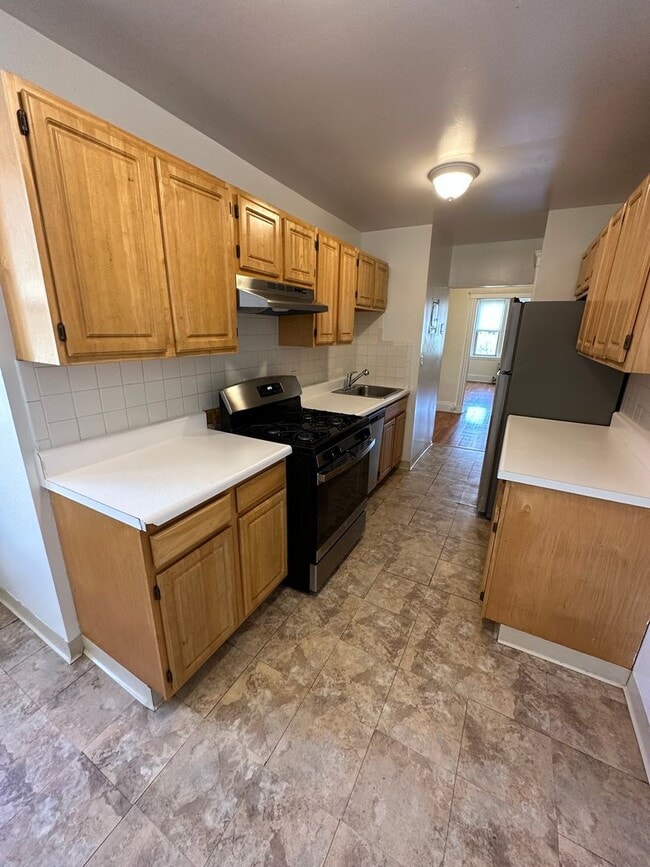 Building Photo - 9/1 Spacious 2BR with EIK, heat inc, elevator in building