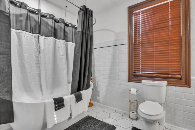 Habitación 1 con baño completo privado - 51 E 4th St
