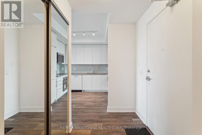Building Photo - 297-1297 Oak Walk Dr