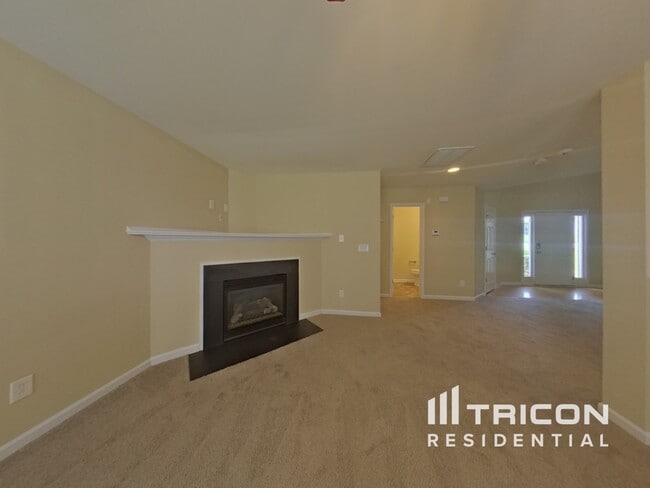 Building Photo - 7022 Fox Point Dr