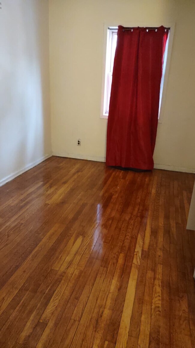 Foto del edificio - 944 E 103rd St