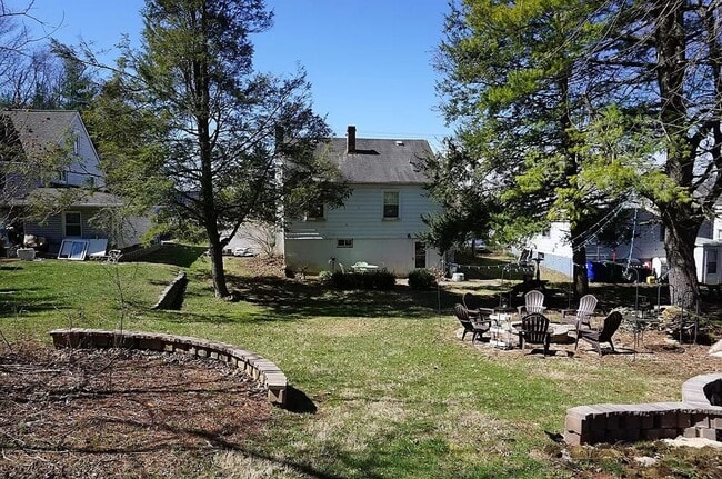 Building Photo - Three Level Home Near Campus