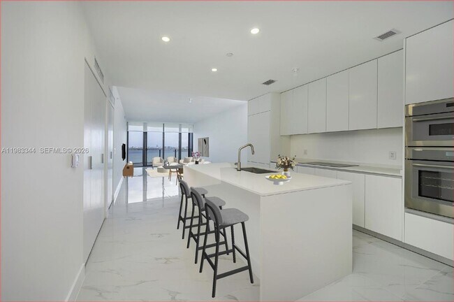 Foto del edificio - 700 NE 24th St