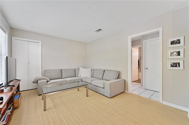 Building Photo - 3102 Fontana Dr