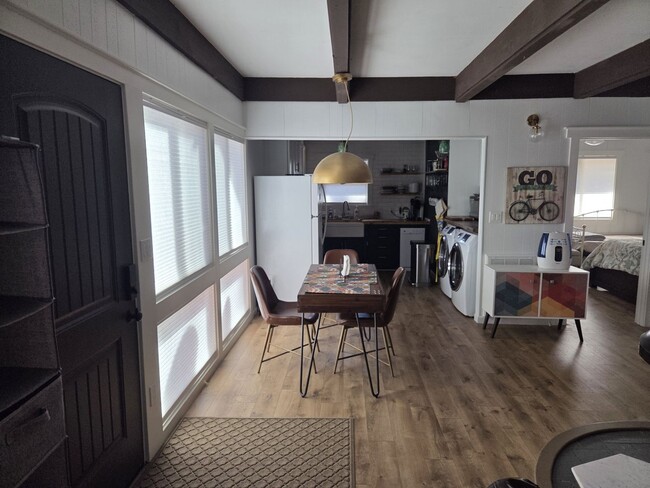 Building Photo - Quiet furnished cabin for ski lease