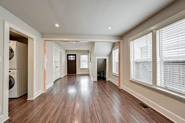 Building Photo - Stunning 1920´s Duplex located in the Hear...