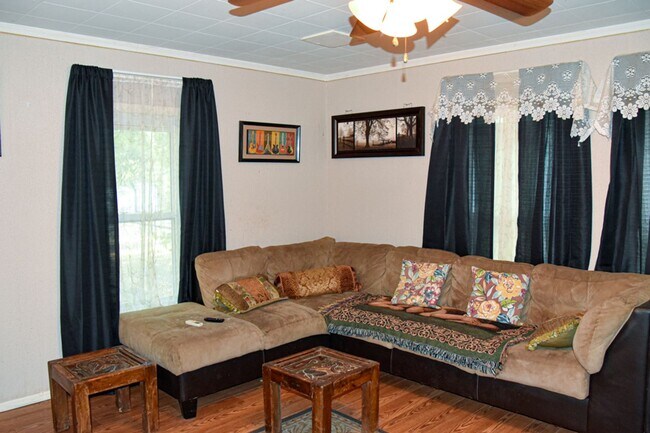 Building Photo - Cozy quiet 2 bedroom 1 bath Sunset TX