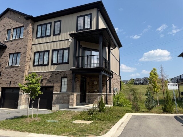 Building Photo - Beautiful 3+Den Townhouse * $2850+ * South...