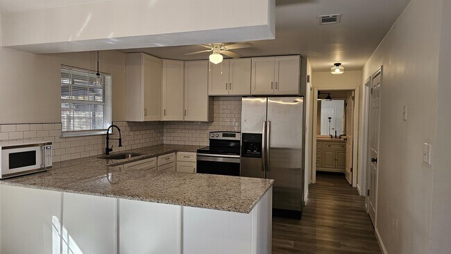 Building Photo - 406 Parkwood Pl