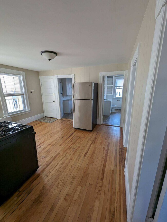 Eat-In Kitchen - 606 Montgomery St