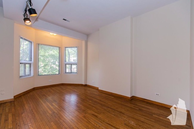 Building Photo - Wondrous 2bed with hardwood floors - Linco...