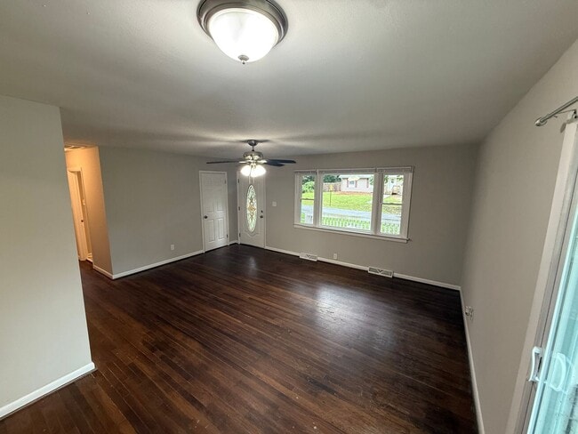 Building Photo - 3 bedroom 1.5 bath rancher