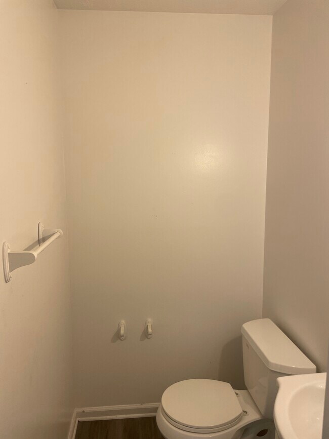 Guest bathroom - 280 Berkley Ct