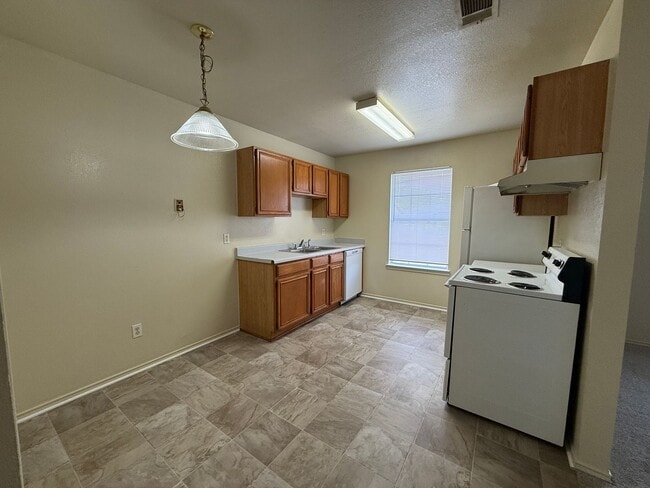 Building Photo - 1706 Benttree Dr