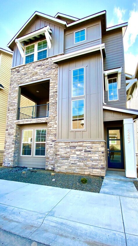 Foto principal - Beautiful 2021 4 Bedroom 3.5 Bath Three St...
