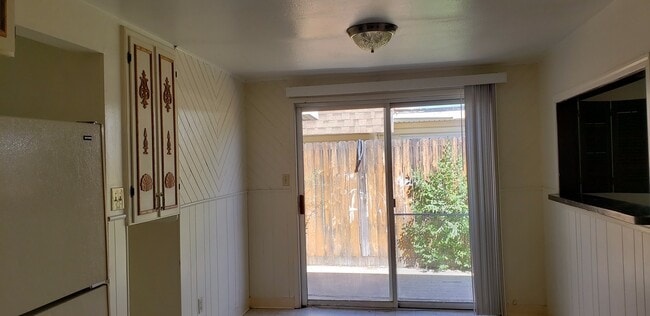 Building Photo - Affordable 3 Bedroom Duplex in Sparks!