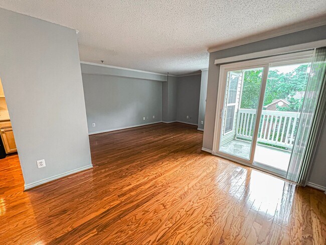 Foto del edificio - Charming 1 Bed 1 Bath Unit With Private Balcony In The Fountains At McLean - Water Included