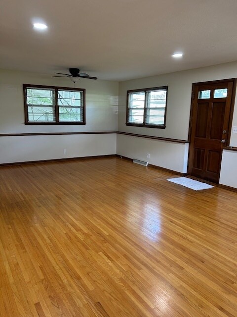 Foto del edificio - 301 Walker Ave N