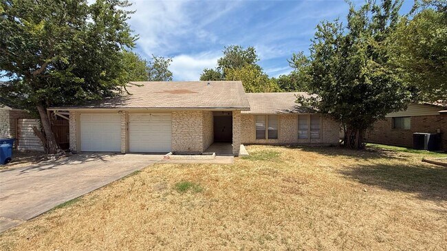 Building Photo - 10105 Oak Hollow Dr