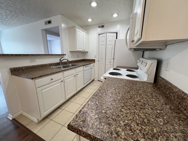 Kitchen - 2 - 5588 Cypress Chase