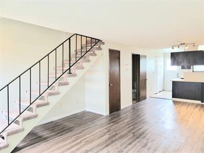Foto del edificio - Auburn Triplex