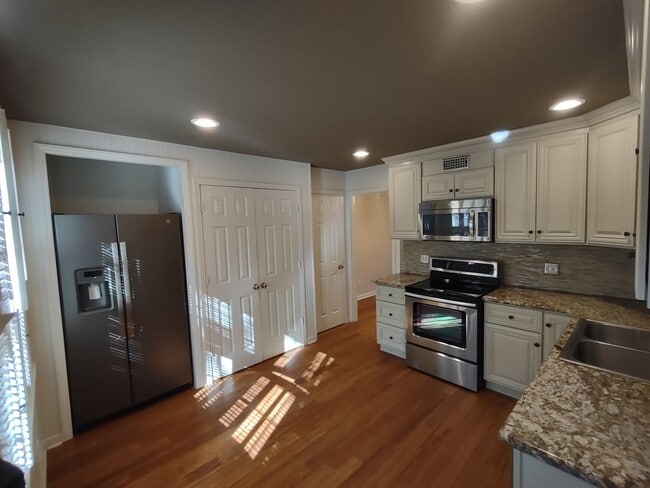 Building Photo - Beautiful End Unit Townhome in Park Place!