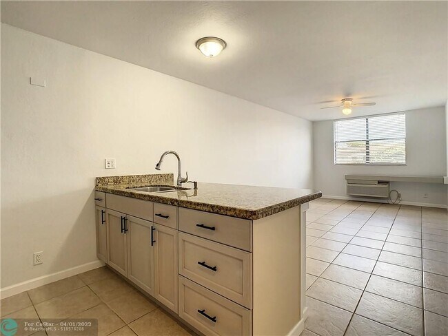 Building Photo - 2501 Riverside Dr