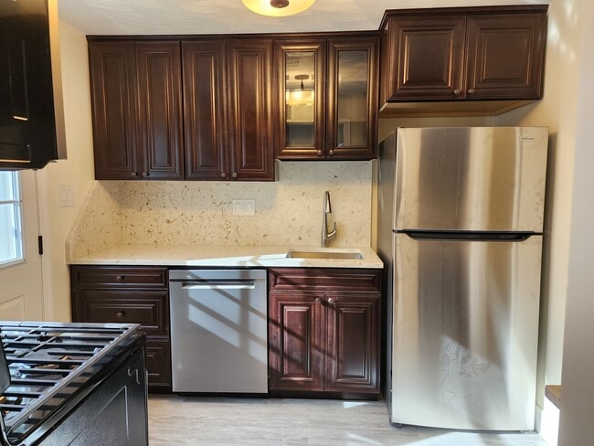 kitchen - 470 Serpentine Dr