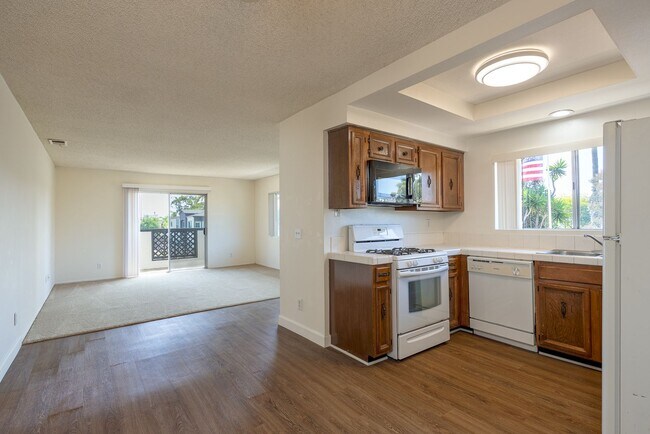 Foto del edificio - 2-Bedroom + 1 Bathroom Apartment | Dunes Place | Oxnard | Unfurnished