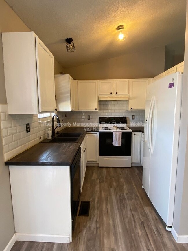 Building Photo - 10802 W Carr Ave