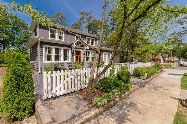 Foto del edificio - 2406 Glenwood Dr NE
