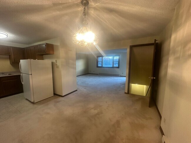 Building Photo - 2 bedroom,1.5 bathroom townhouse located c...