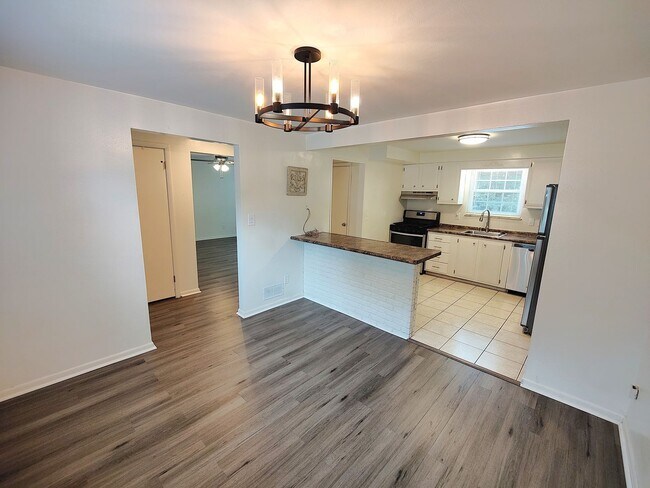 Foto del edificio - *Updated & Spacious 3BR/1.5BA Single-Family Home Available in West Mifflin*