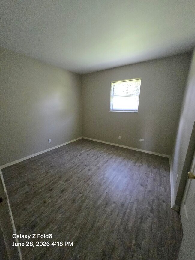 Foto del edificio - 706 Village Ln