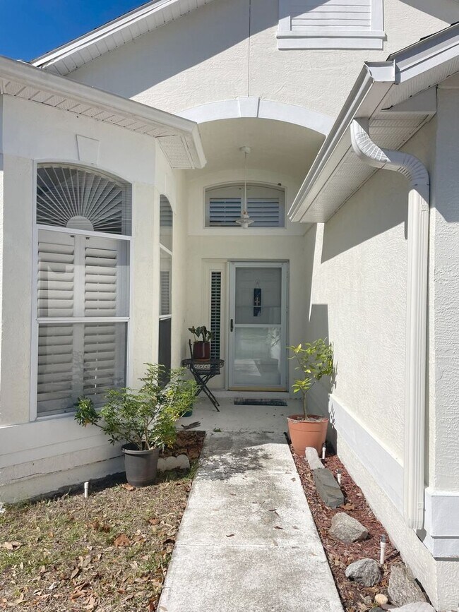 Building Photo - 3/2 in Oviedo!! Close to UCF! Tiled Floors...
