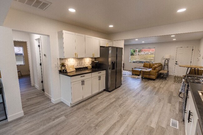 Foto del edificio - Fully Furnished! 3 Bedroom 1 Bath - Great ...