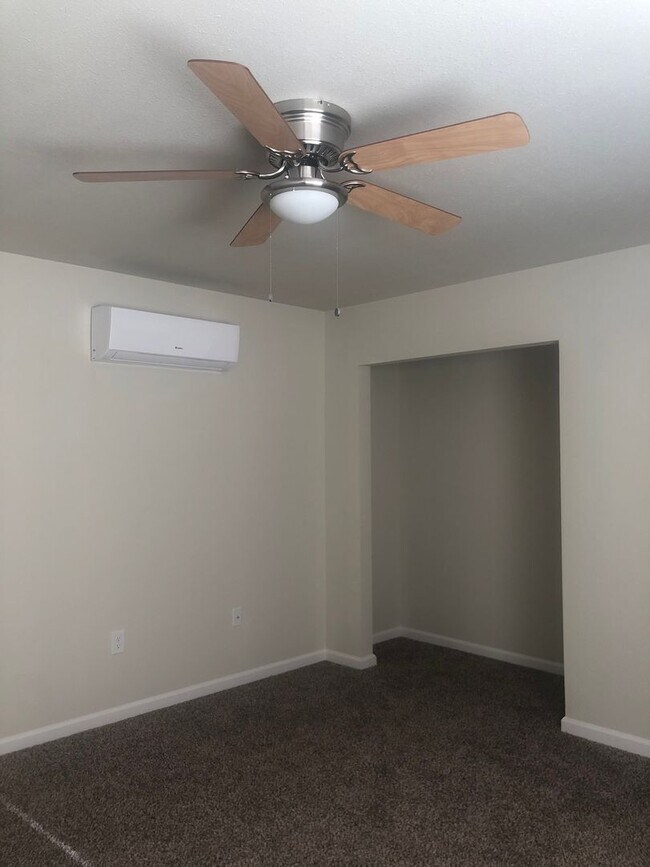 Foto del edificio - 1397 E Cypress Ave