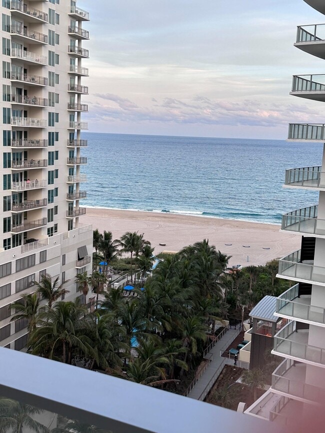 Foto del edificio - 3100 N Ocean Dr