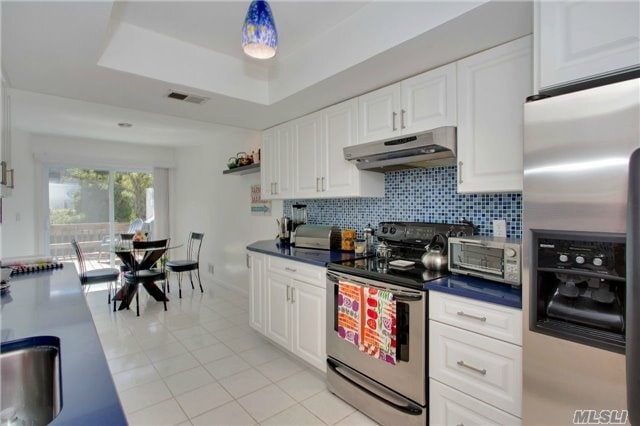 Building Photo - 151 The Knoll