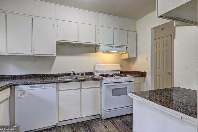 Building Photo - 440 King Arthur Ct