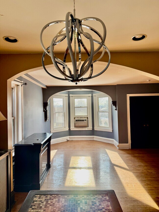 View to Liv Rm - 1115 W Main St