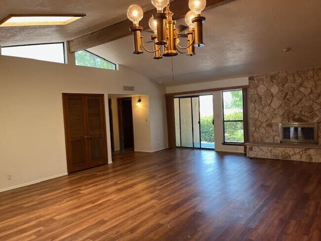 Foto del edificio - *************REDUCED and READY ******* Townhouse all one level, three bedrooms, two full bathroom...