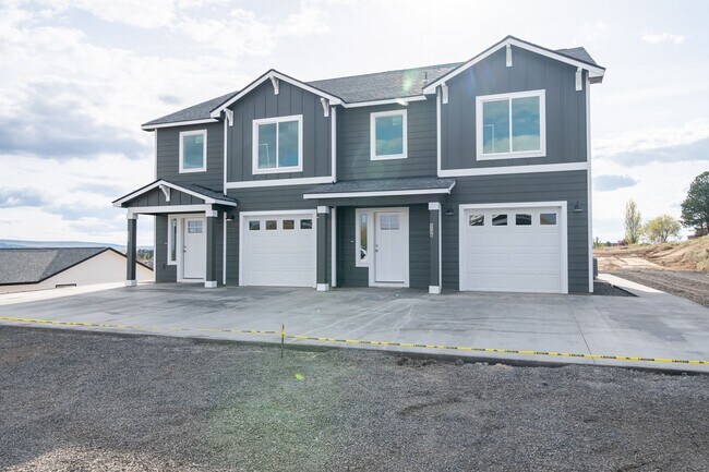 Building Photo - 3 Bed, 2.5 Bath Duplex in Royal City