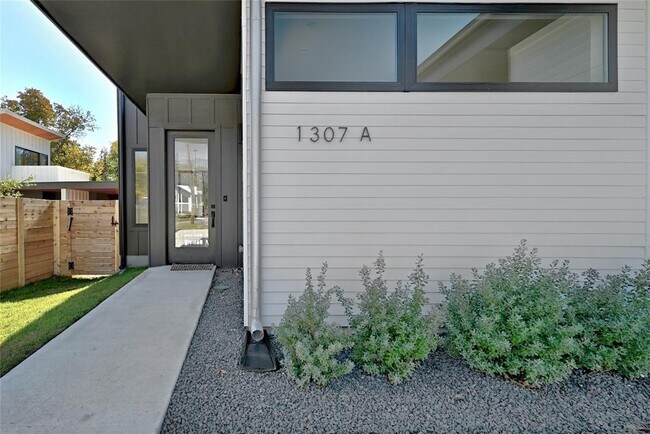 Foto del edificio - 1307 Justin Ln