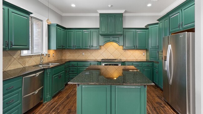 Foto del edificio - 3 Bedroom Home in U Club | Community Pool | Fenced Patio