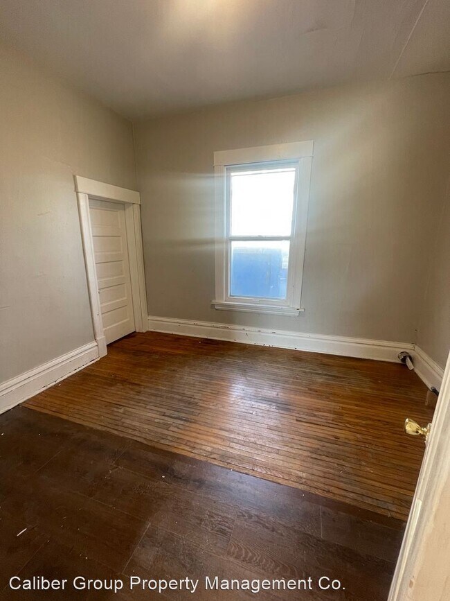 Building Photo - 3 br, 1.5 bath House - 237 Center St