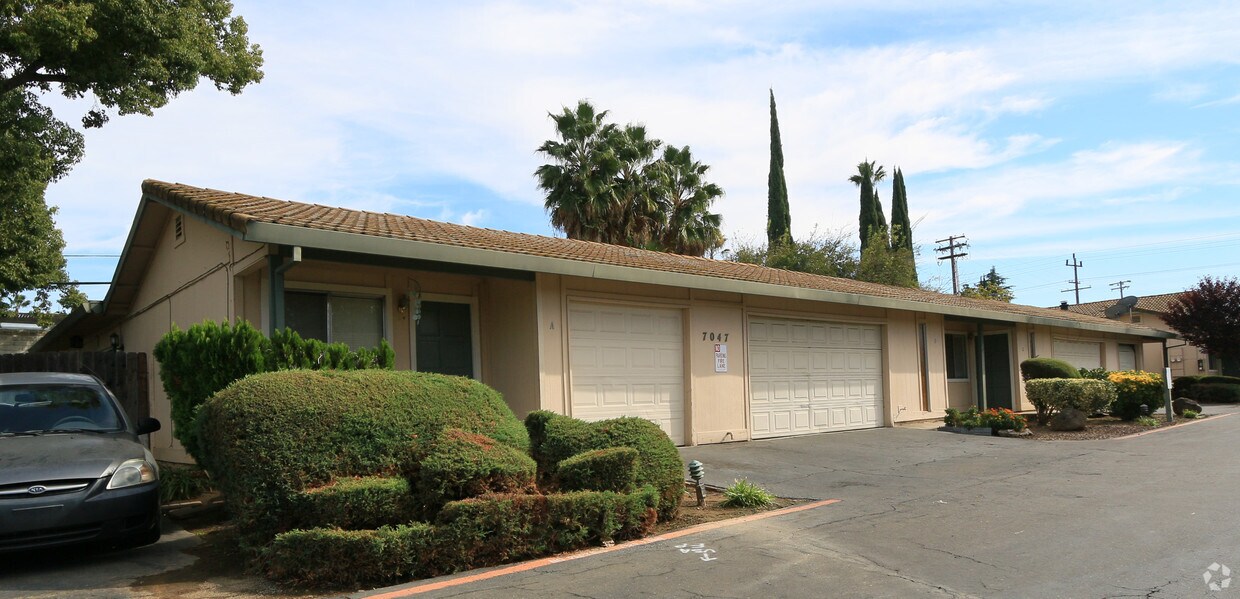 Primary Photo - 7047 Greenback Ln